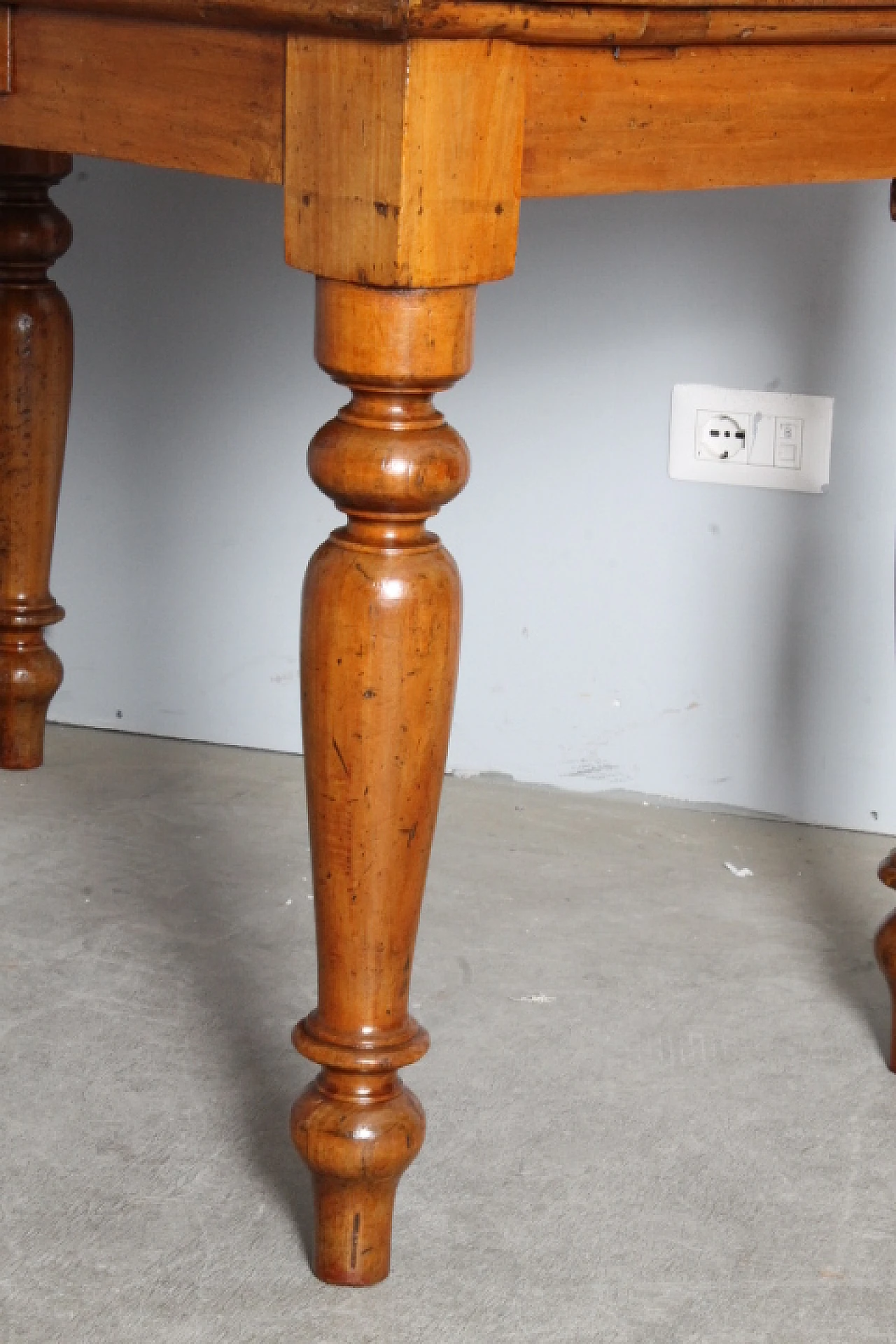 Emilian poplar writing desk with turned legs, 19th century 14