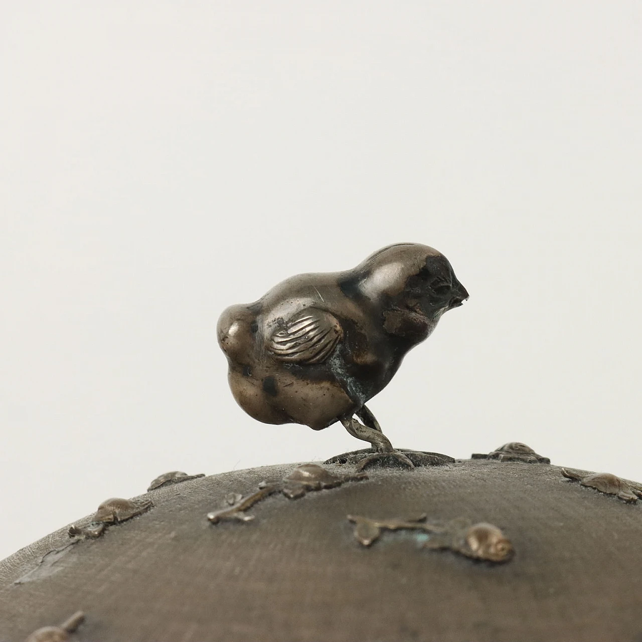 Silver box with floral motifs and three snail-shaped feet, 1940s 3