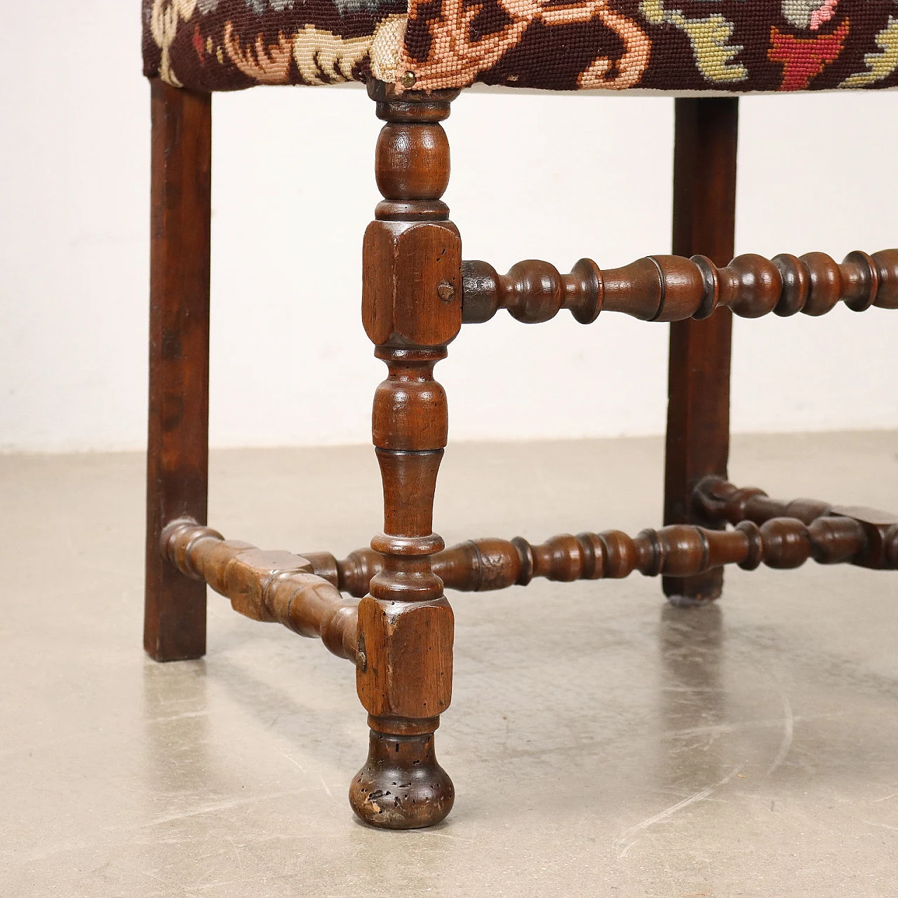 Pair of walnut spool chairs lined with floral fabric, 18th century 6