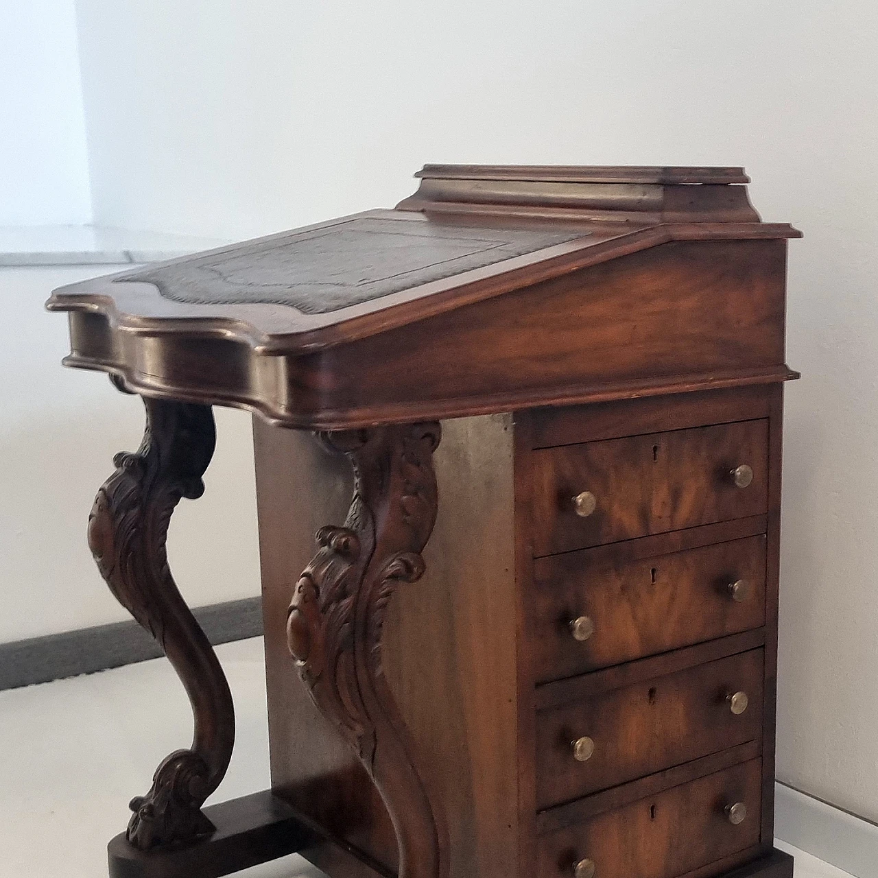 Davenport walnut writing desk, 19th century 9