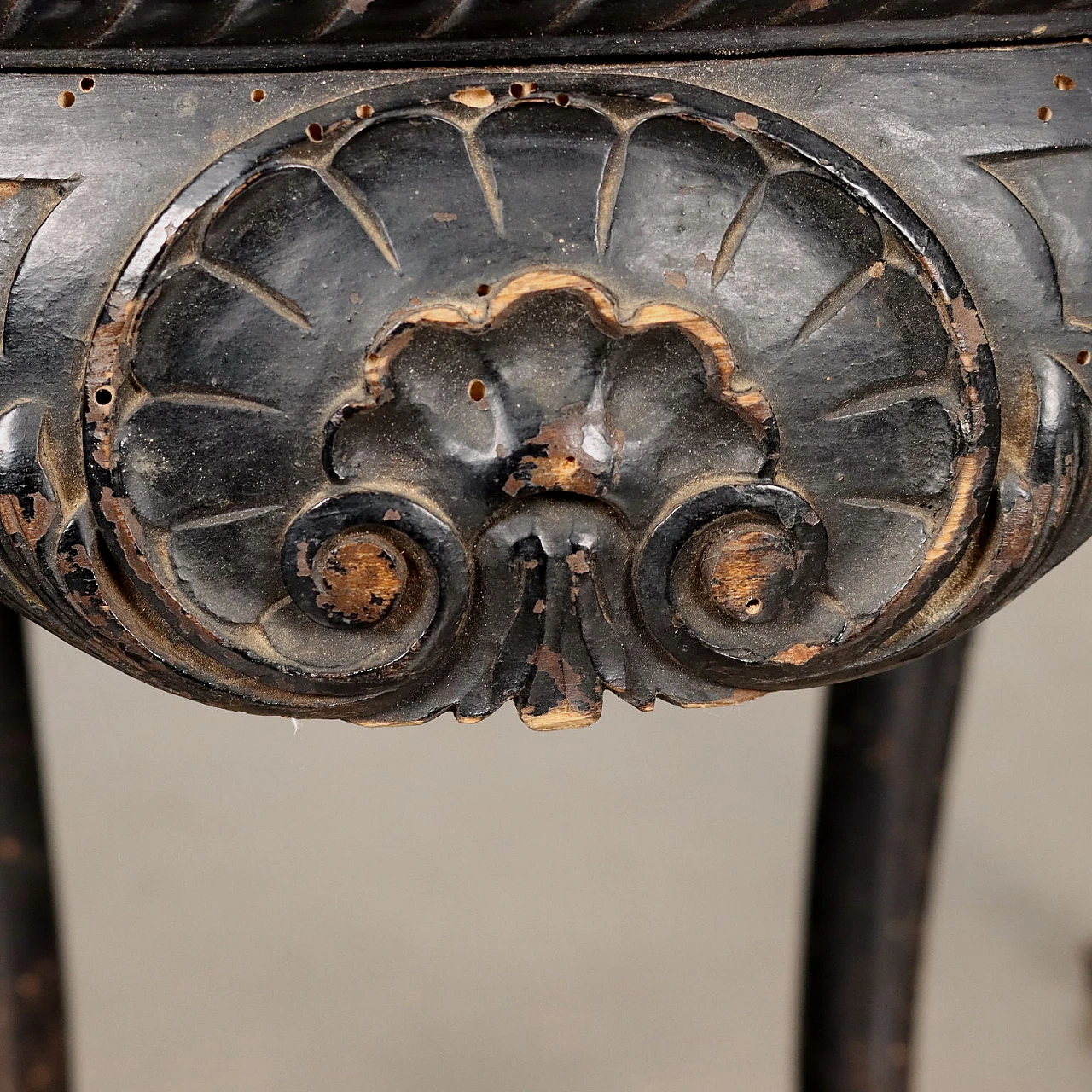 Pair of carved wooden vase holders with leaf motifs, 19th century 5