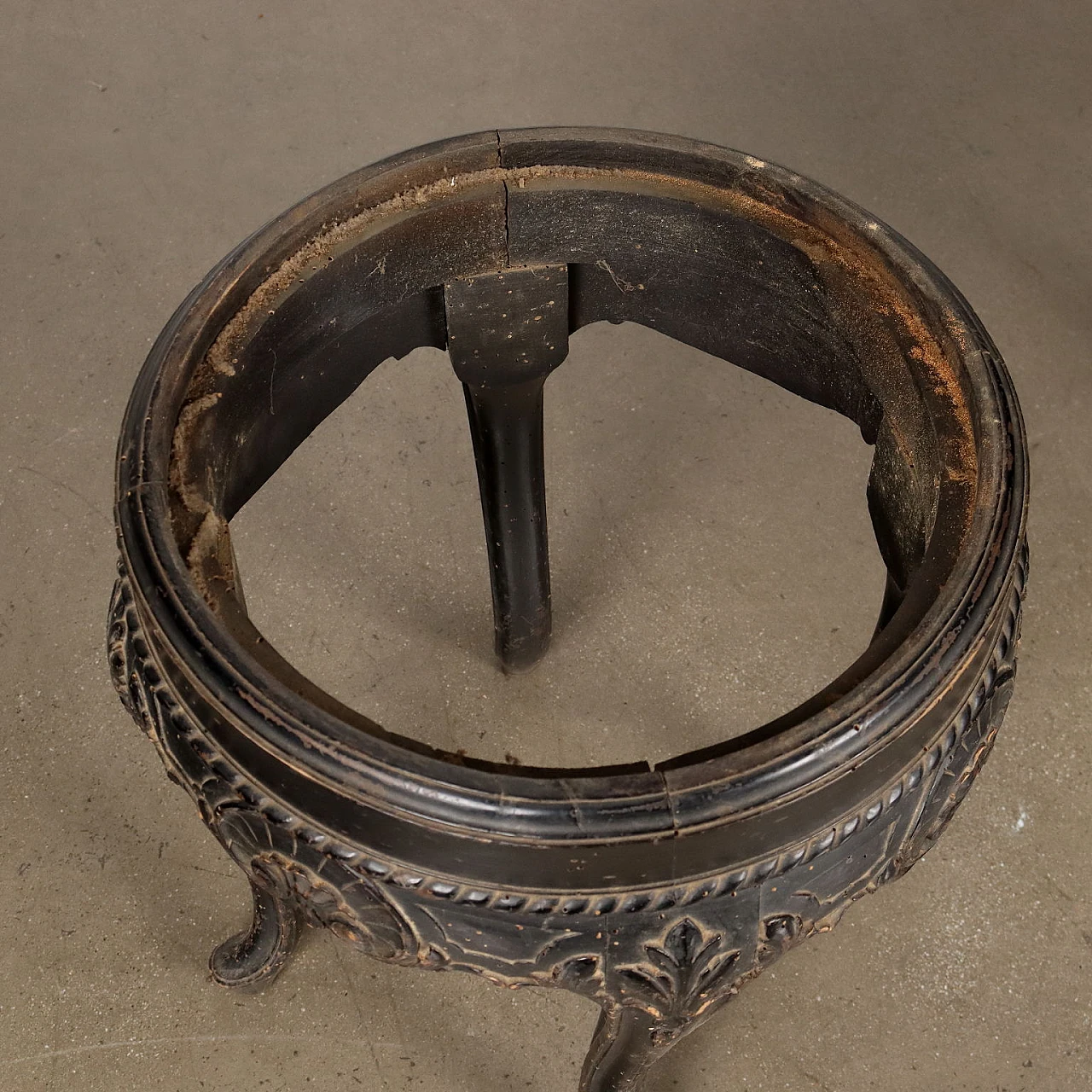 Pair of carved wooden vase holders with leaf motifs, 19th century 8