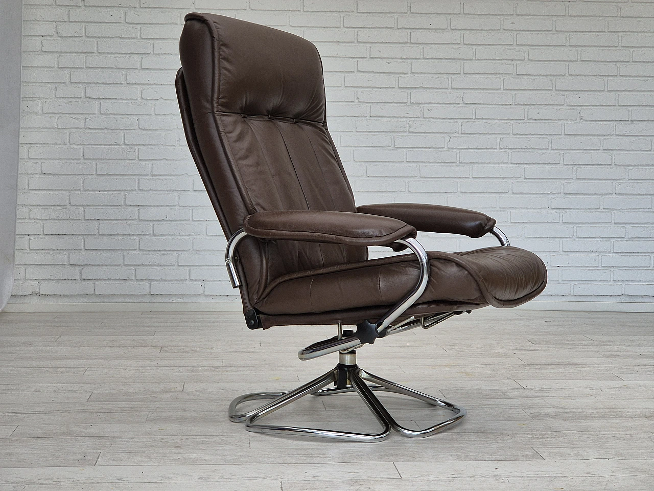 Danish leather and chrome-plated steel swivel chair, 1970s 1