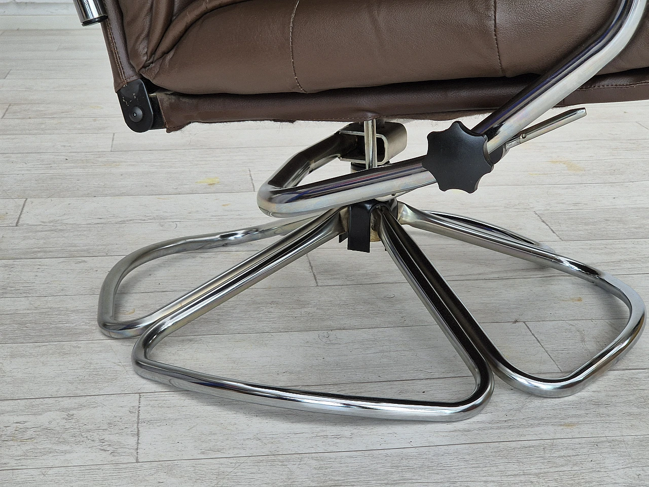 Danish leather and chrome-plated steel swivel chair, 1970s 10