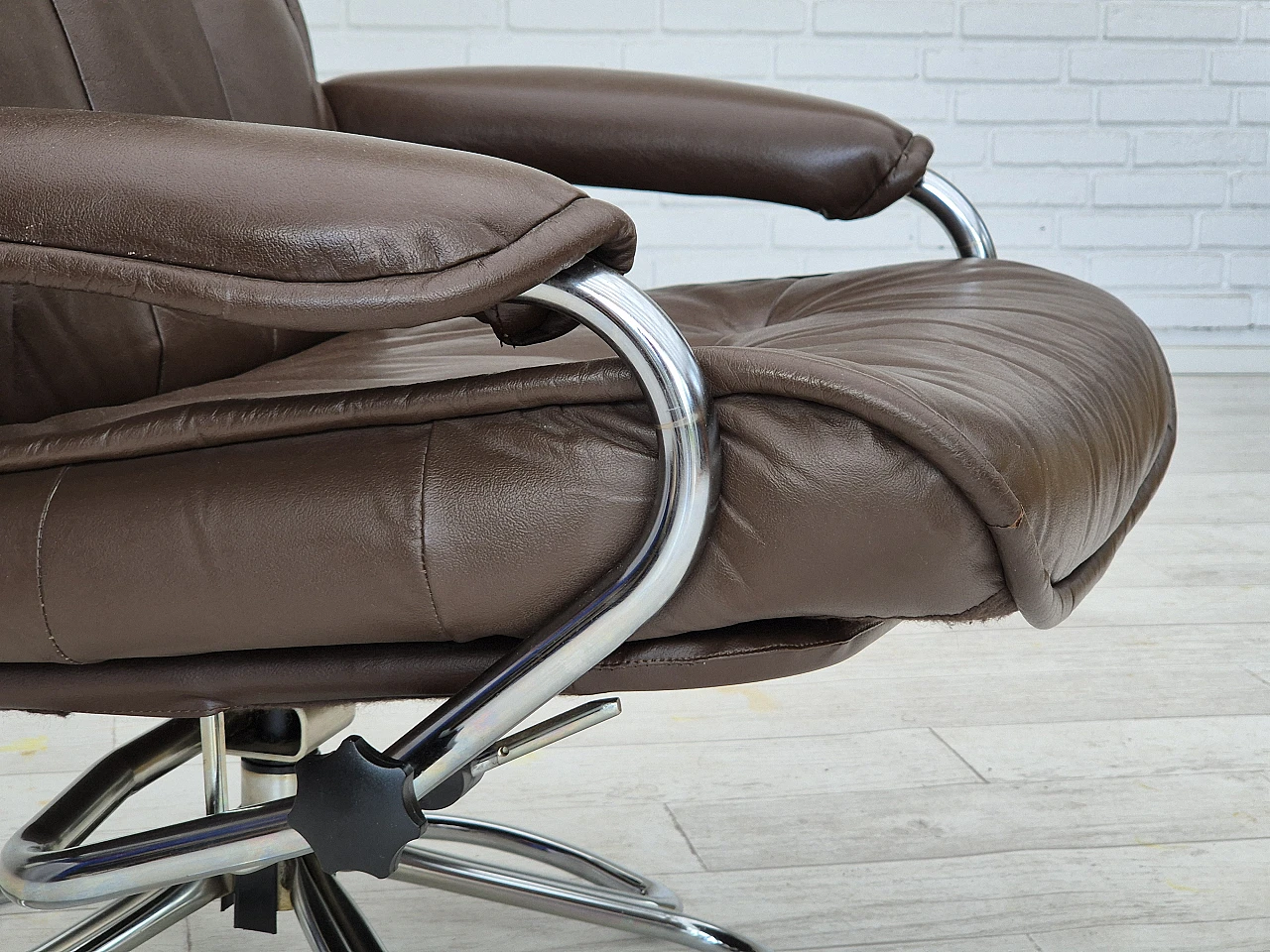 Danish leather and chrome-plated steel swivel chair, 1970s 11