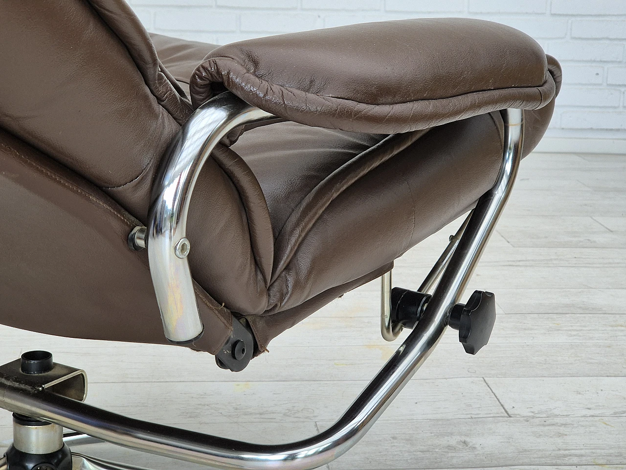 Danish leather and chrome-plated steel swivel chair, 1970s 12