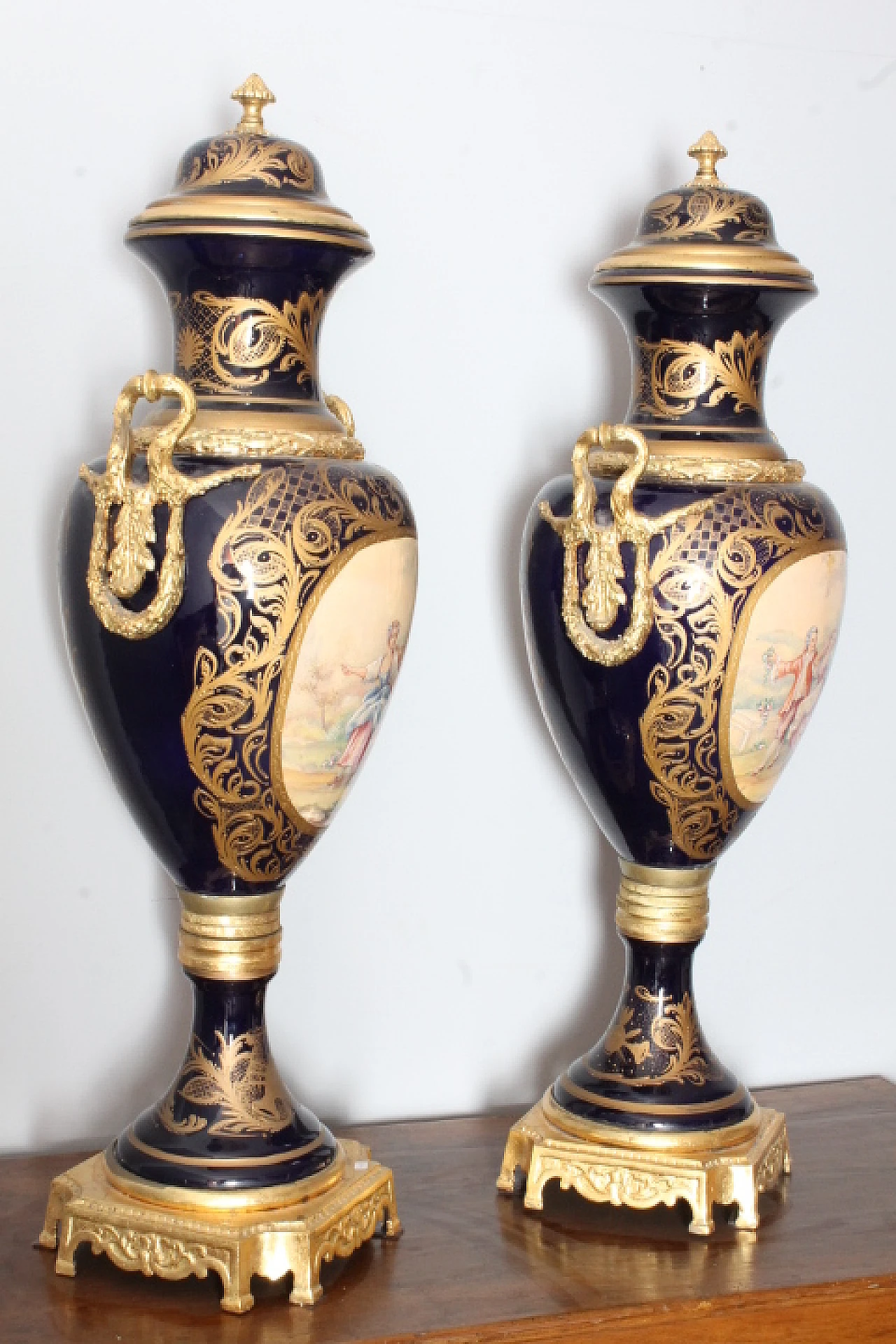 Coppia di vasi in porcellana Sevres con bronzi, inizio '900 25