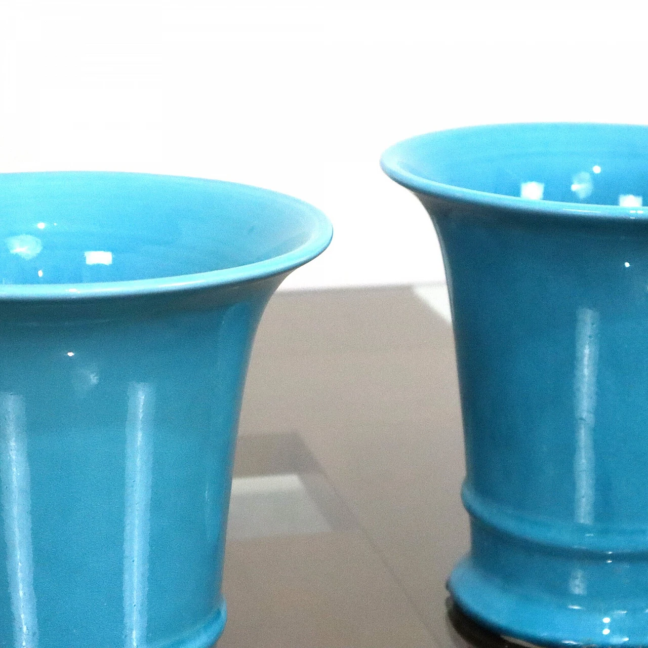 Pair of Sia Marka porcelain vases, 2000s 5