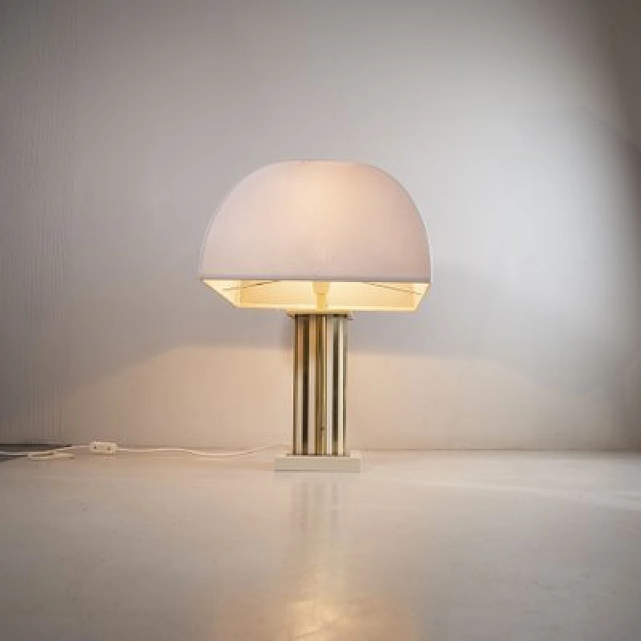 Brass and lacquered metal table lamp by Romeo Rega, 1960s 7