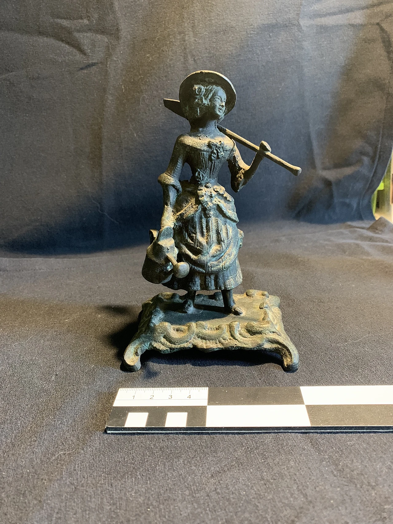 Scultura in bronzo raffigurante una ragazza di campagna, inizio '900 5