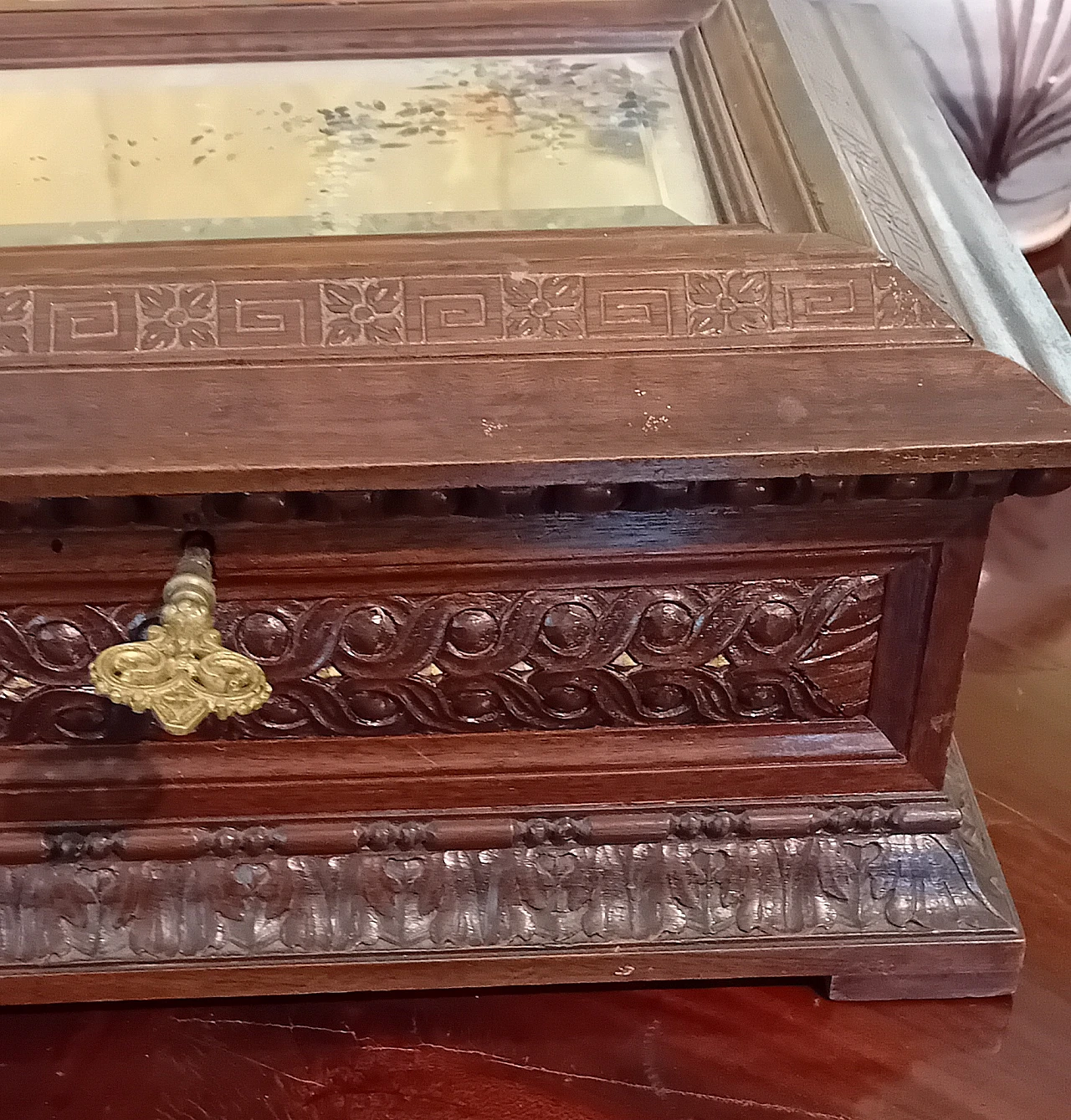 Wooden jewellery box carved with geometric motifs, early 20th century 2