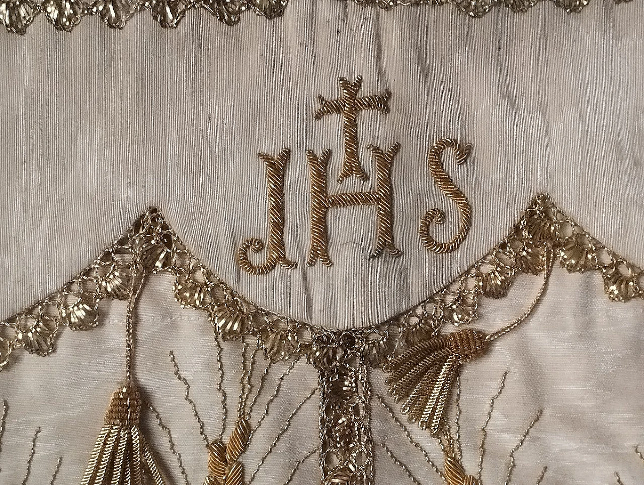 Embroidered fabric tabernacle conopeo, early 19th century 3