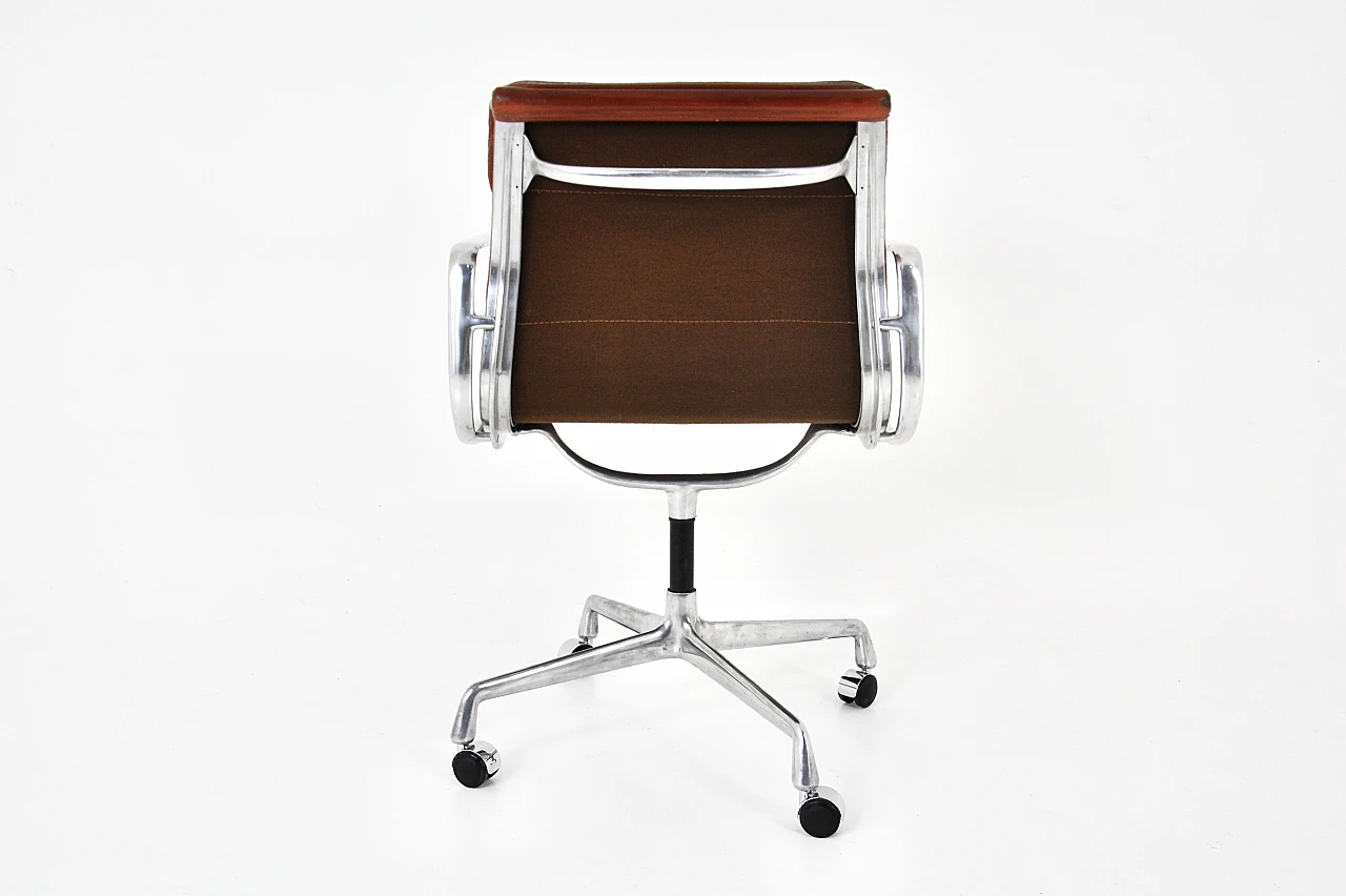 Sedia Soft Pad di Charles e Ray Eames per Herman Miller, anni '70 5