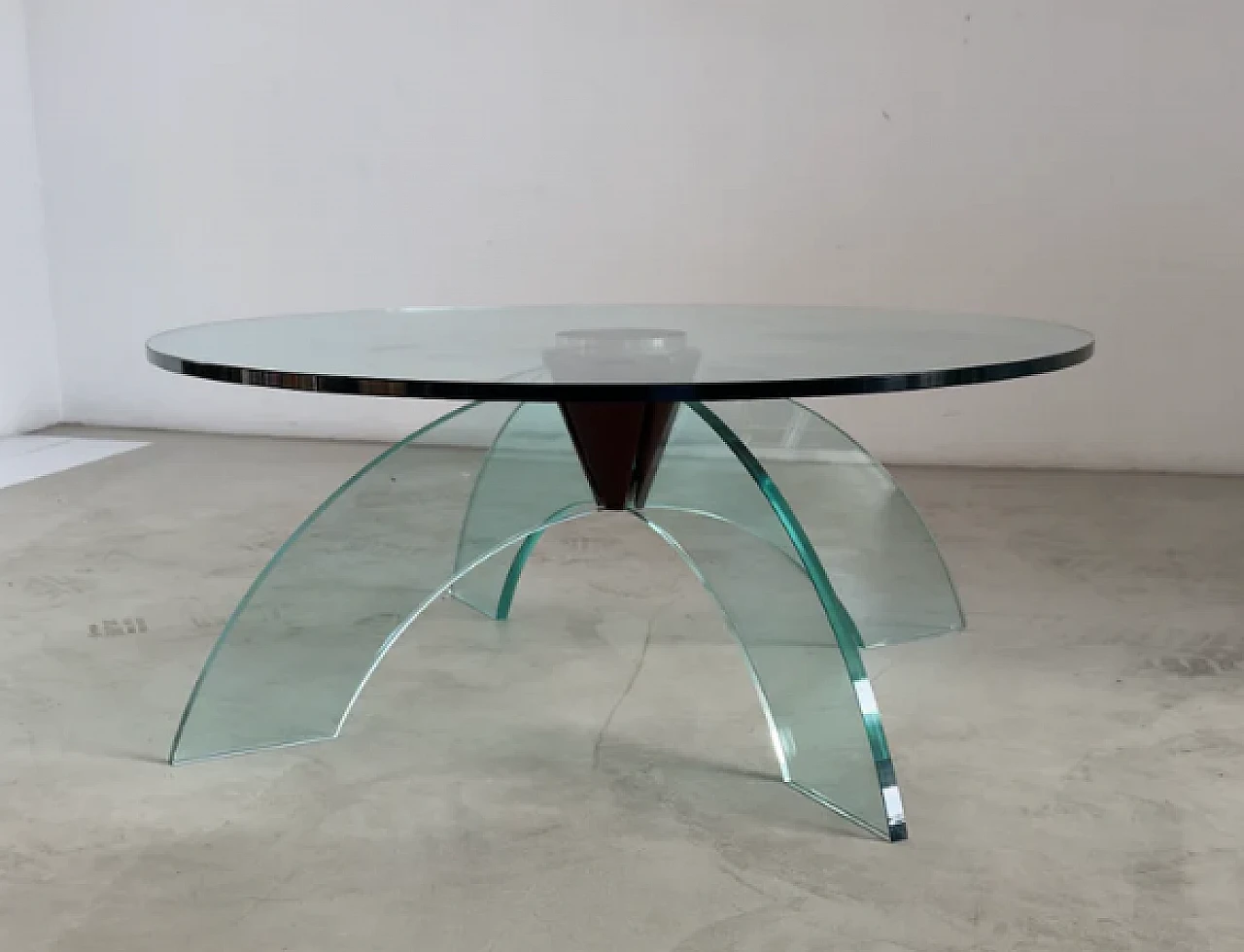 Round tempered glass coffee table, 1970s 1