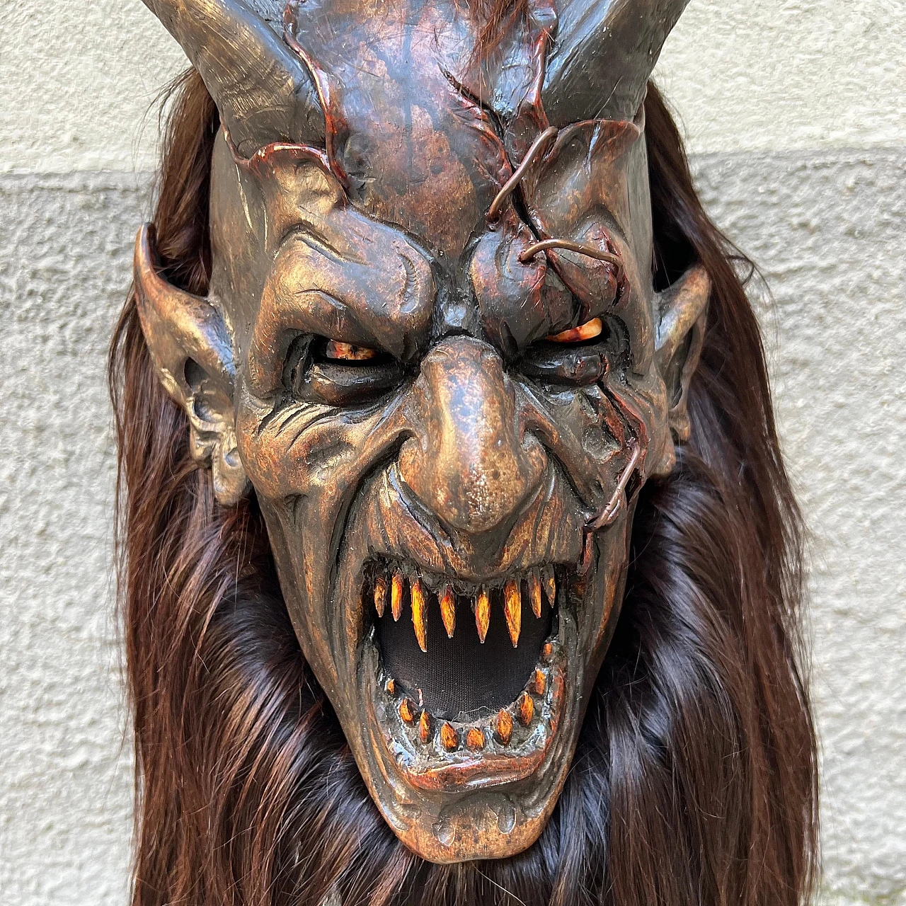 Maschera da Krampus in cirmolo e pelo caprino di Luca Pojer, 2019 3