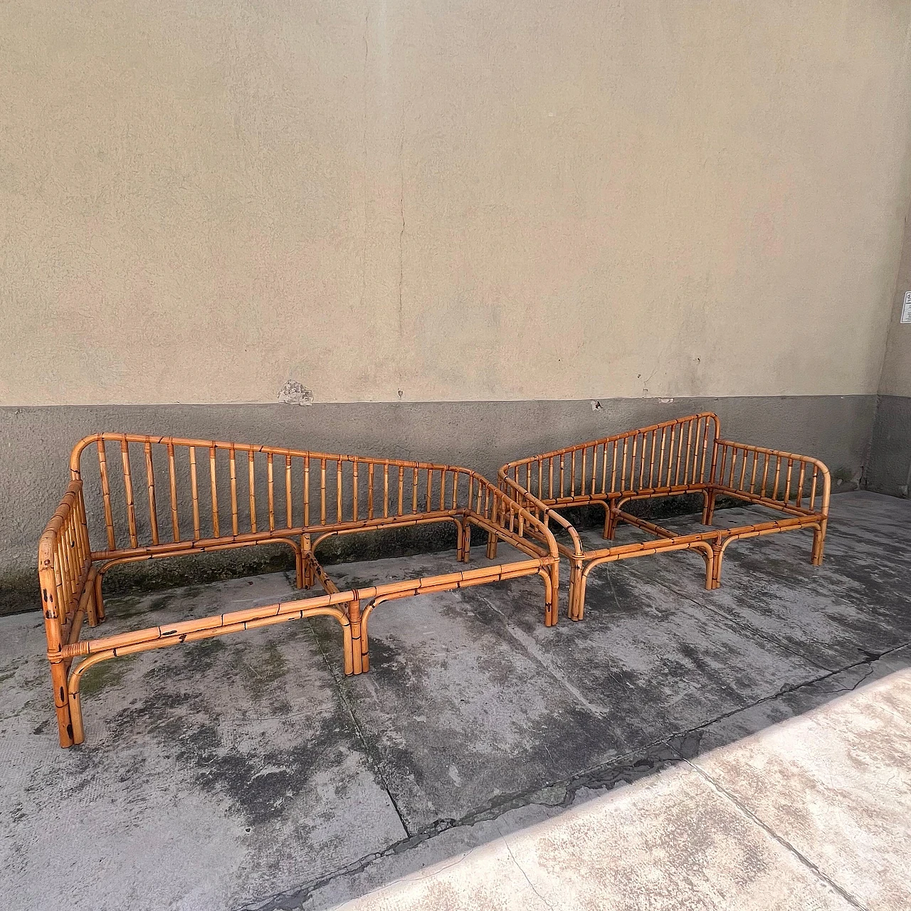 Pair of shaped bamboo daybeds in the style of Bonacina, 1960s 5