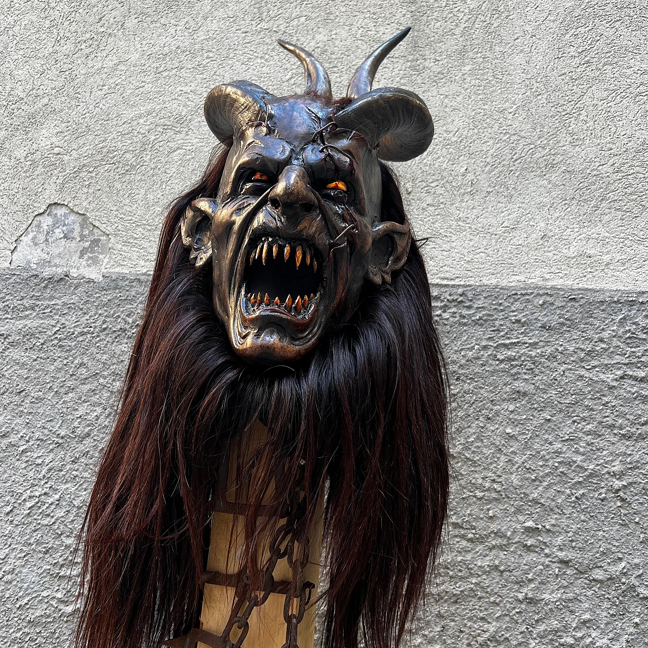 Maschera da Krampus in cirmolo e pelo caprino di Luca Pojer, 2019 5