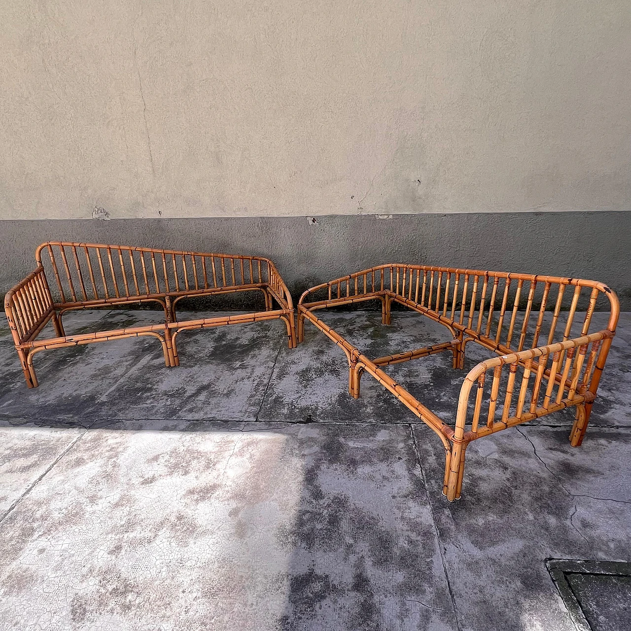 Pair of shaped bamboo daybeds in the style of Bonacina, 1960s 6