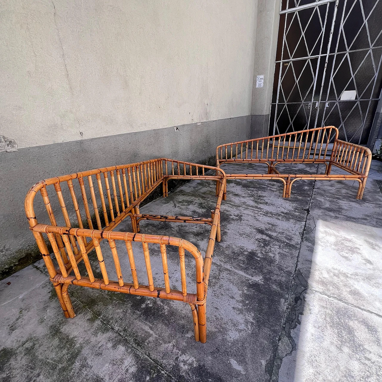 Pair of shaped bamboo daybeds in the style of Bonacina, 1960s 7