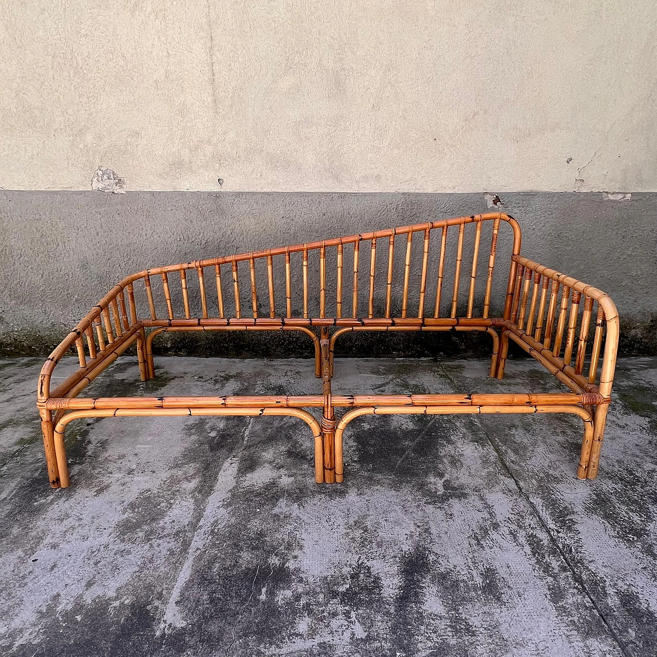 Pair of shaped bamboo daybeds in the style of Bonacina, 1960s 8