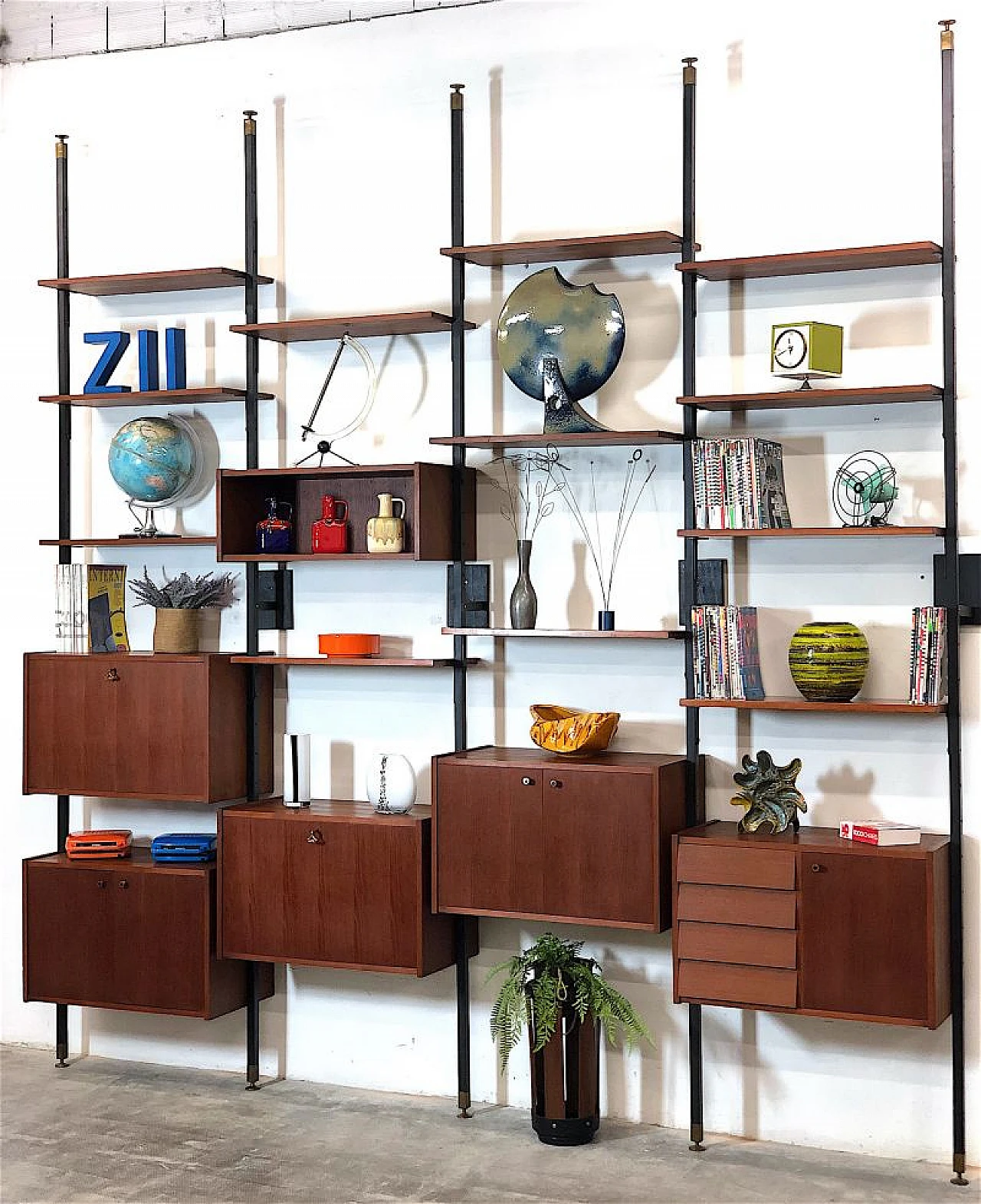 Teak and metal floor-to-ceiling modular bookcase, 1960s 2