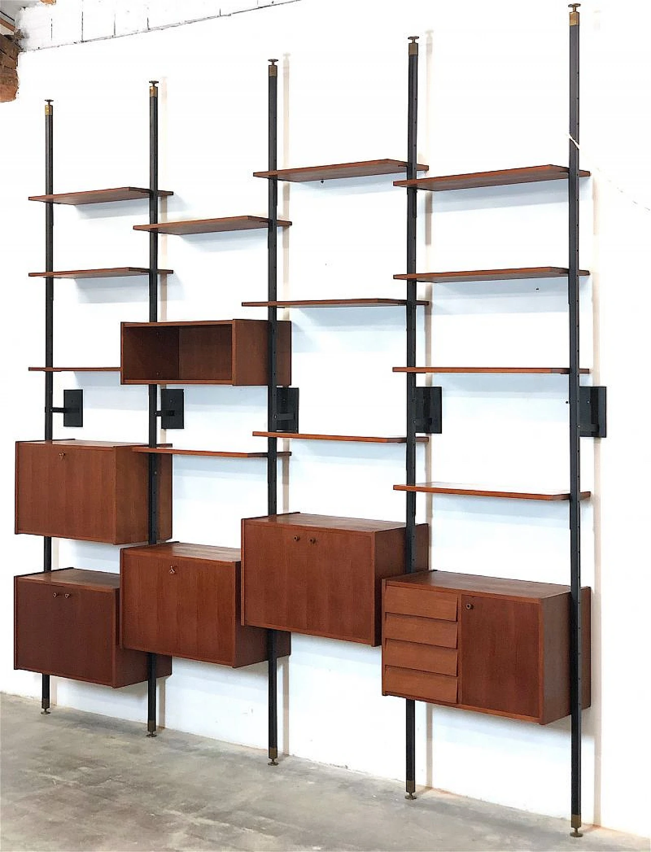 Teak and metal floor-to-ceiling modular bookcase, 1960s 25