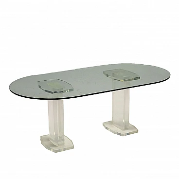 Tavolo con piano ovale in cristallo e piedi in plexiglass, anni '80