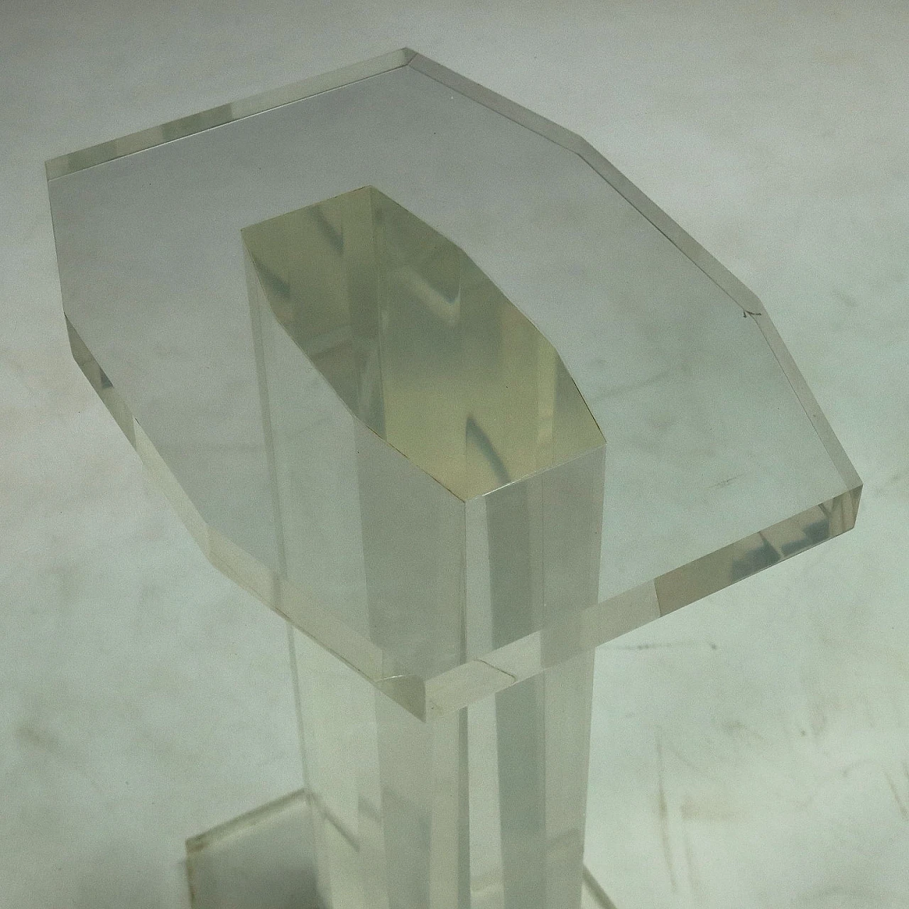 Tavolo con piano ovale in cristallo e piedi in plexiglass, anni '80 6