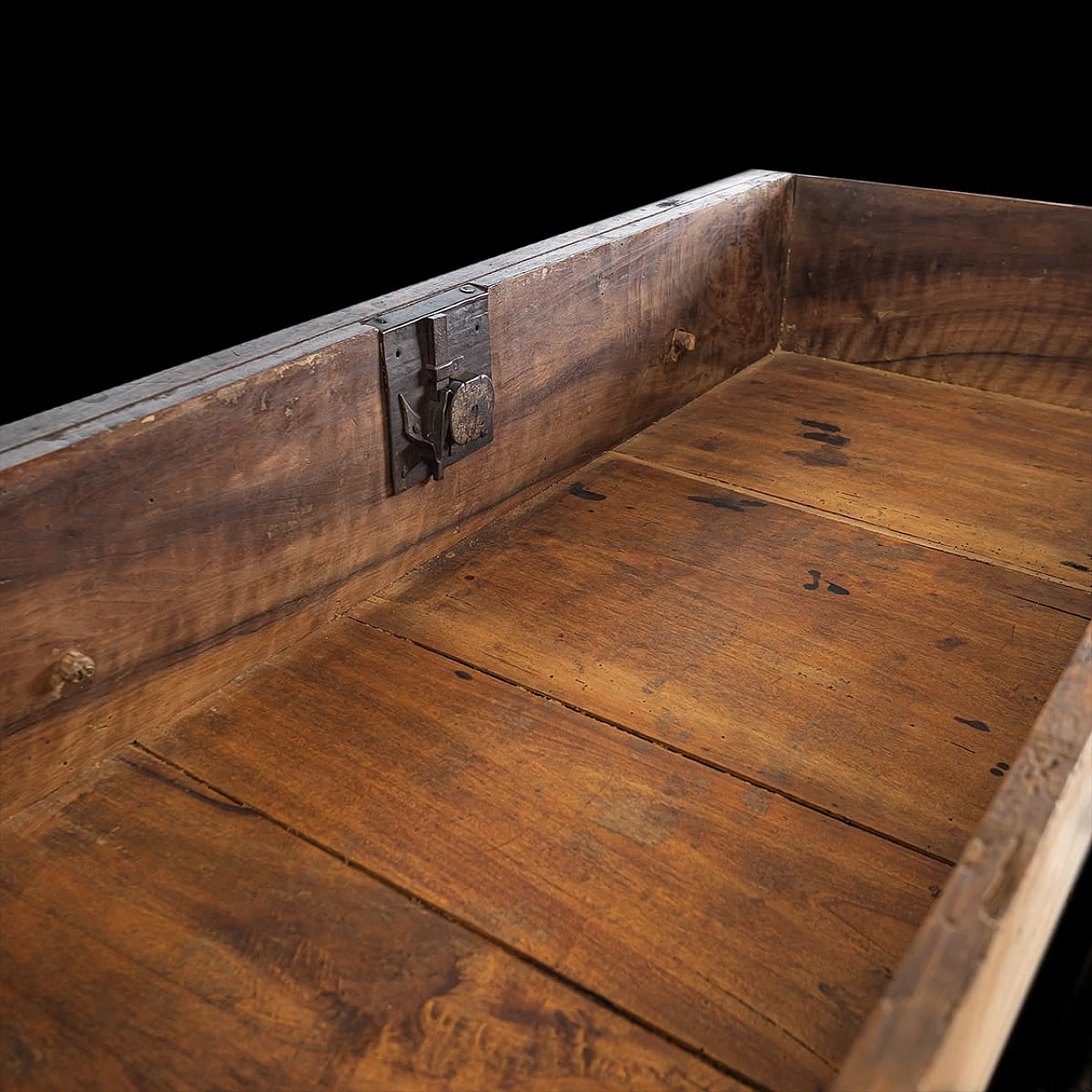 Emilian solid walnut chest of drawers, second half 17th century 4