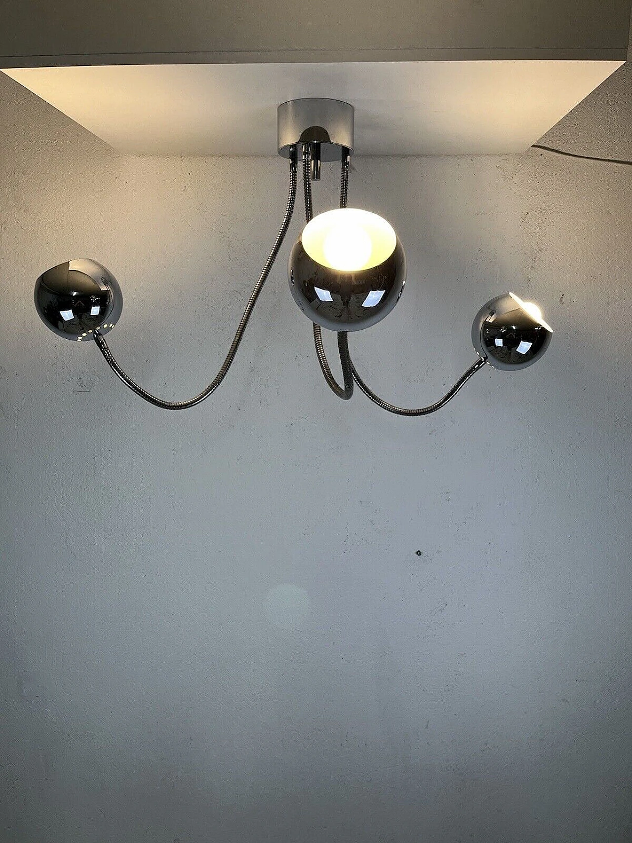 Lampadario a tre luci in metallo cromato di Reggiani, anni '60 4