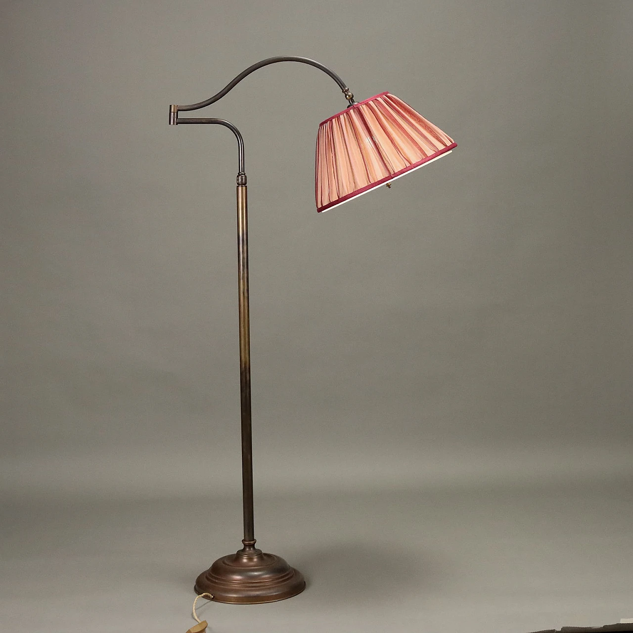 Lampada da terra orientabile in ottone con paralume rosa, anni '50 1