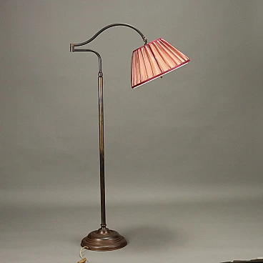 Lampada da terra orientabile in ottone con paralume rosa, anni '50