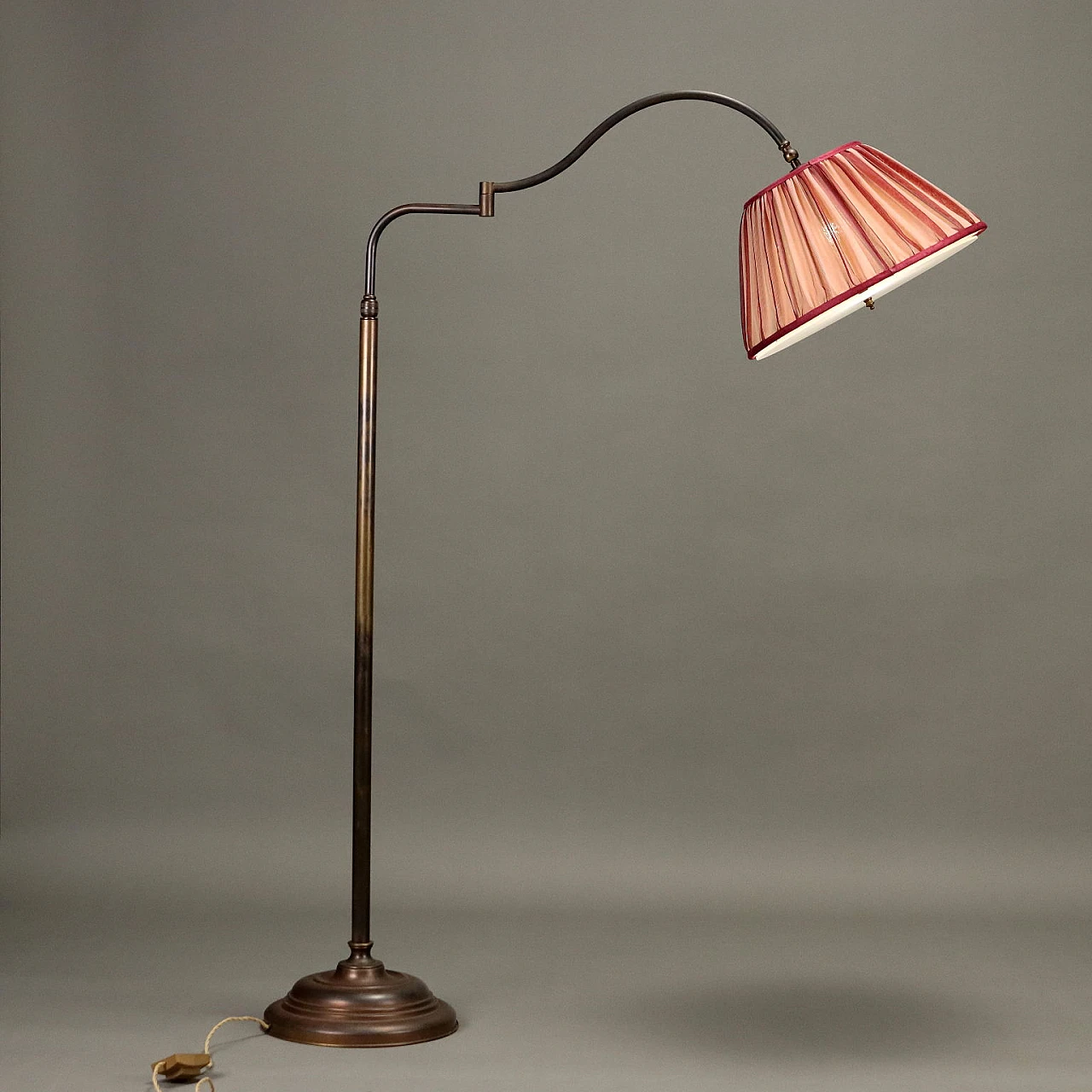 Lampada da terra orientabile in ottone con paralume rosa, anni '50 4