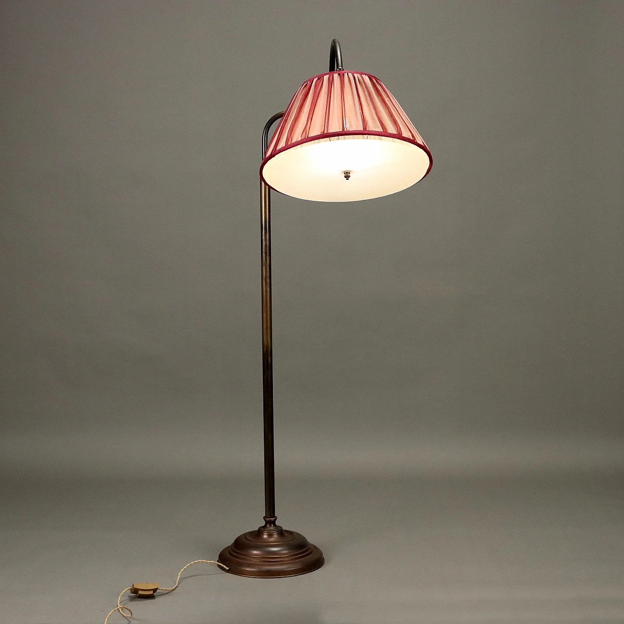 Lampada da terra orientabile in ottone con paralume rosa, anni '50 5