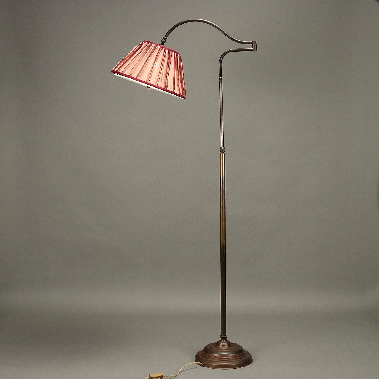 Lampada da terra orientabile in ottone con paralume rosa, anni '50 6