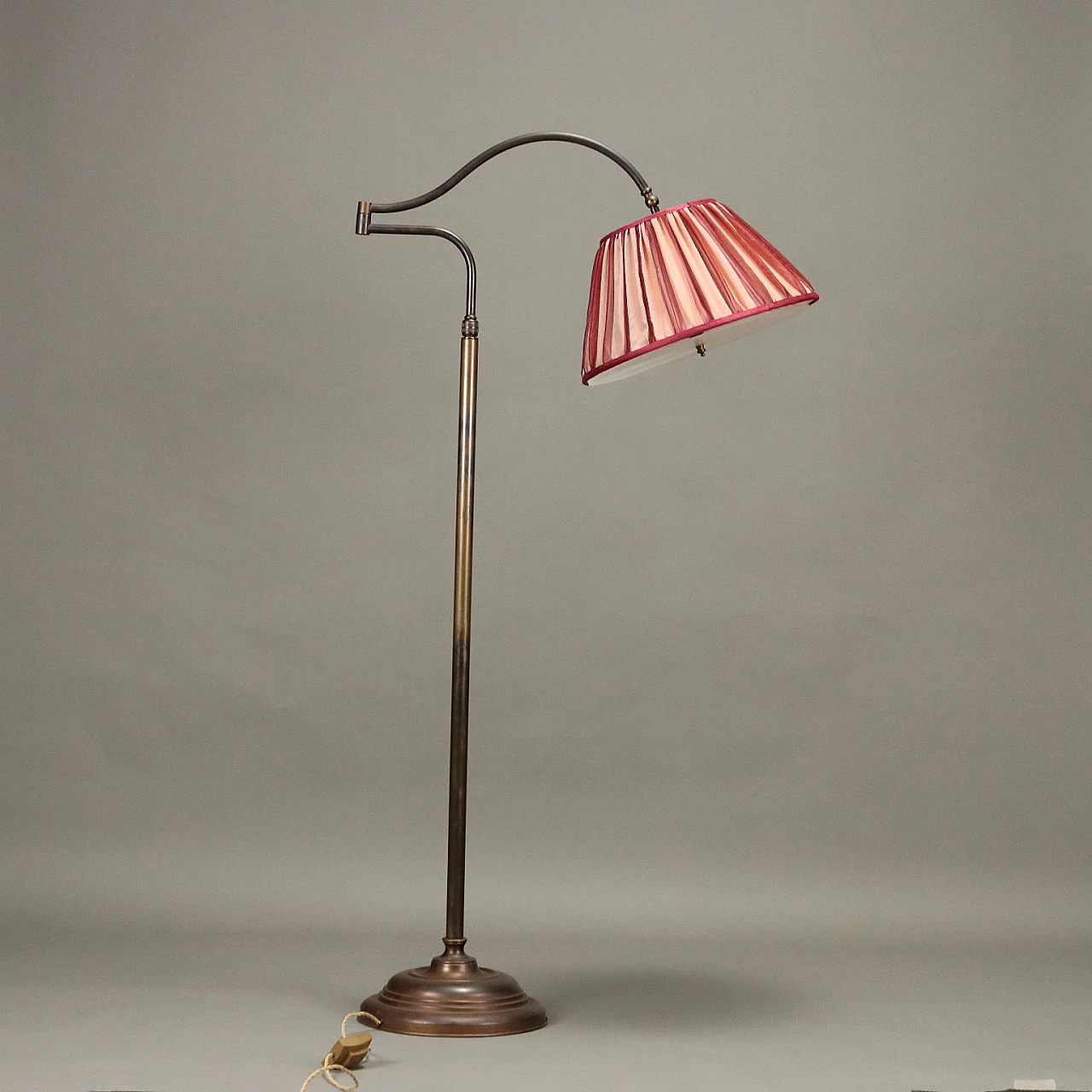 Lampada da terra orientabile in ottone con paralume rosa, anni '50 7