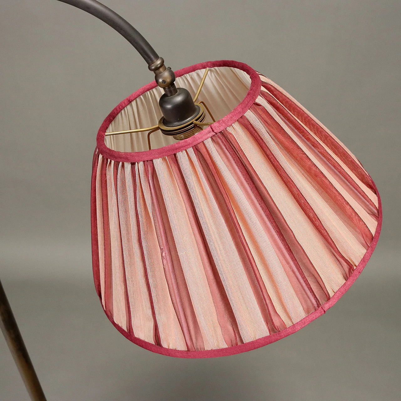 Lampada da terra orientabile in ottone con paralume rosa, anni '50 8