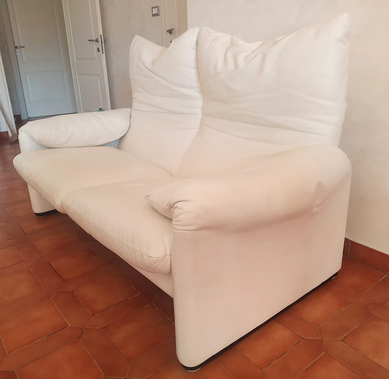 White leather Maralunga sofa by Magistretti for Cassina, 1980s 3