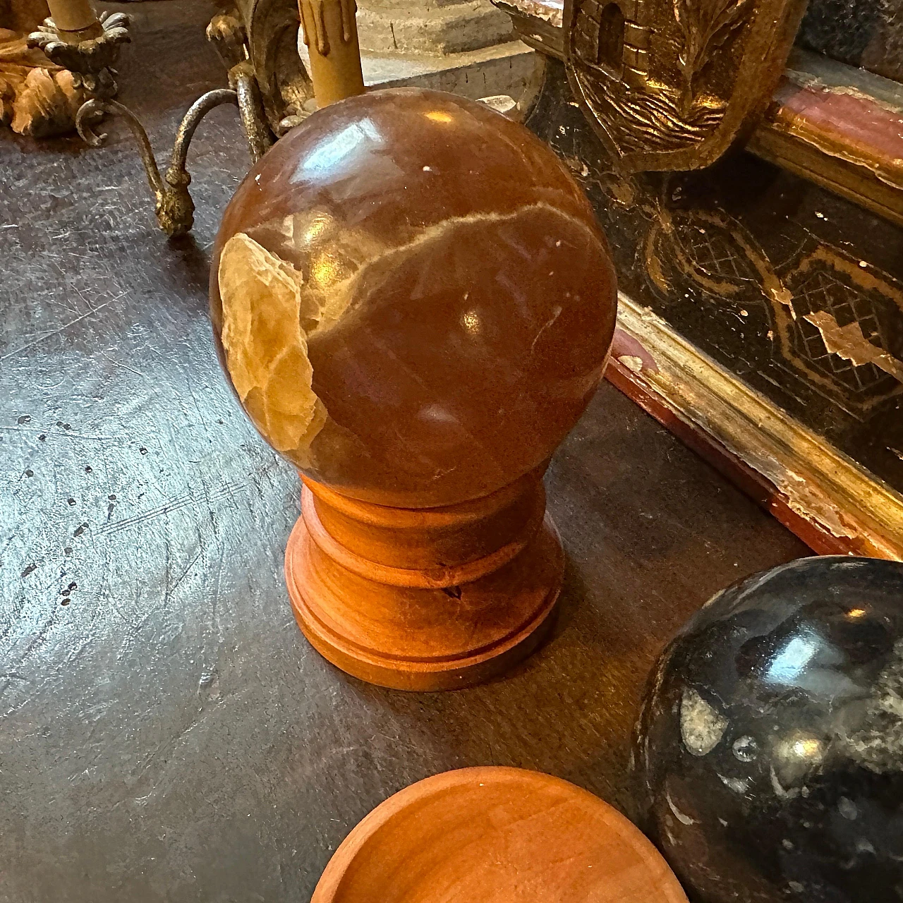 Pair of Art Deco marble spheres on cherry wood base, 1930s 4