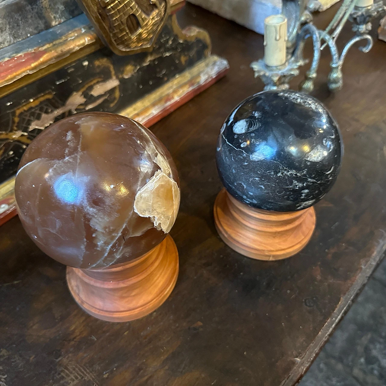 Pair of Art Deco marble spheres on cherry wood base, 1930s 5