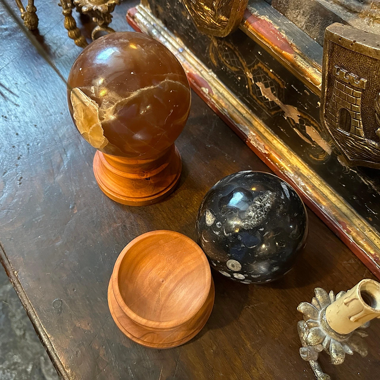 Pair of Art Deco marble spheres on cherry wood base, 1930s 7