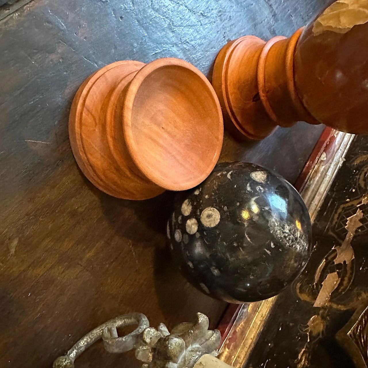 Pair of Art Deco marble spheres on cherry wood base, 1930s 9