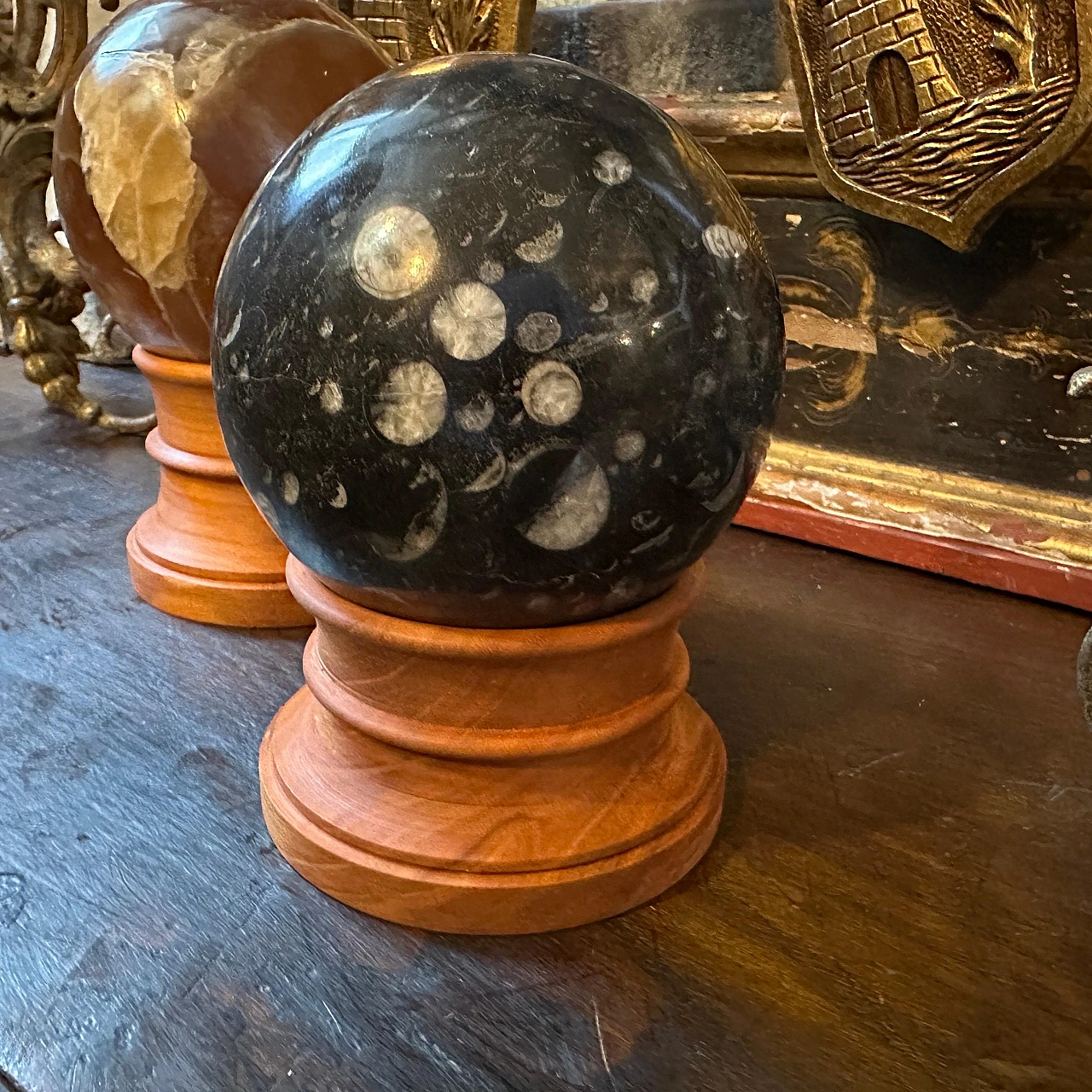 Pair of Art Deco marble spheres on cherry wood base, 1930s 10