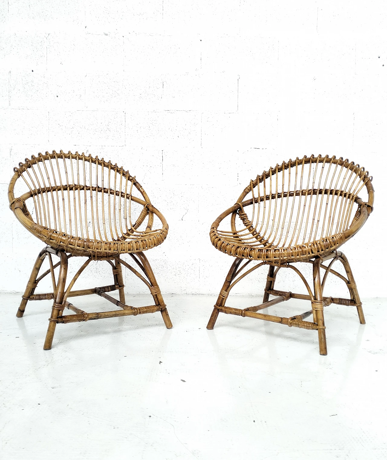 Pair of egg-shaped wicker chairs by Bonacina, 1960s 3