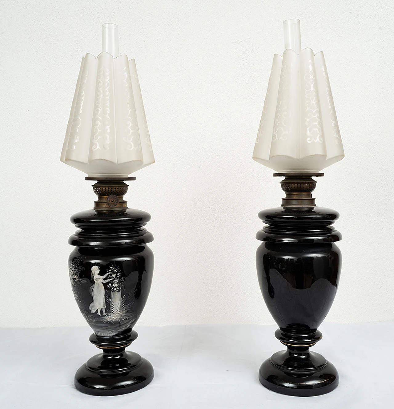 Pair of Neapolitan ceramic and glass oil lamps, 19th century 5