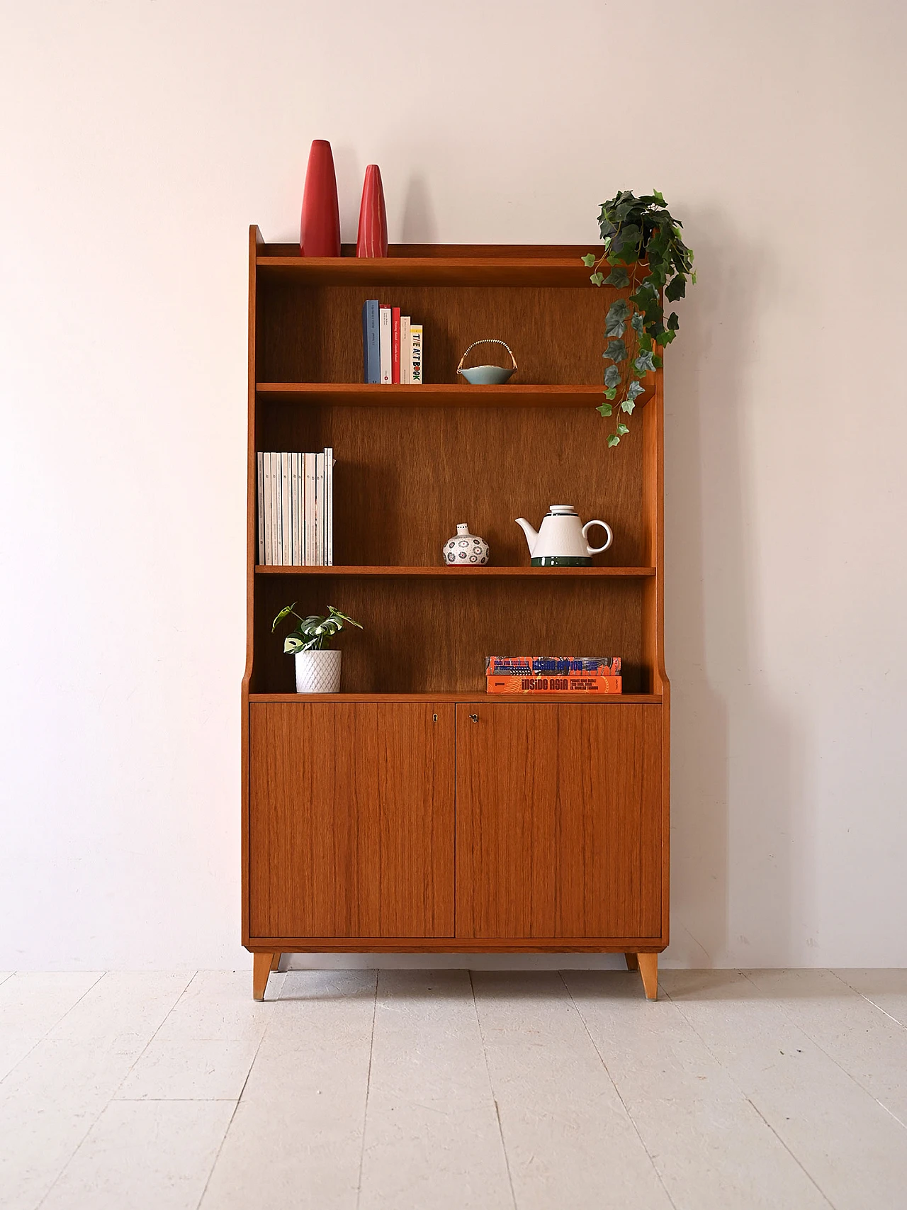 Libreria in teak con vano contenitore, anni '60 1