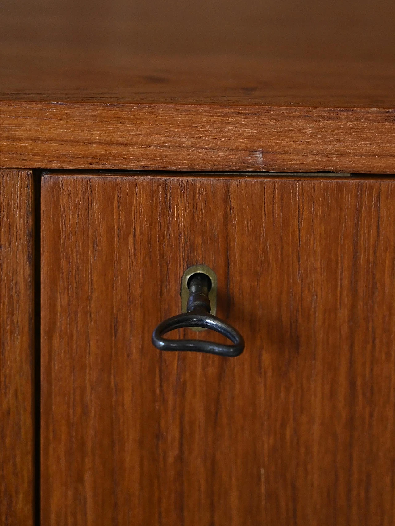 Libreria in teak con vano contenitore, anni '60 10