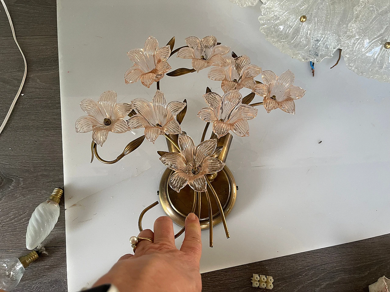 Pair of wall lights with pink Murano glass flowers, 1970s 3