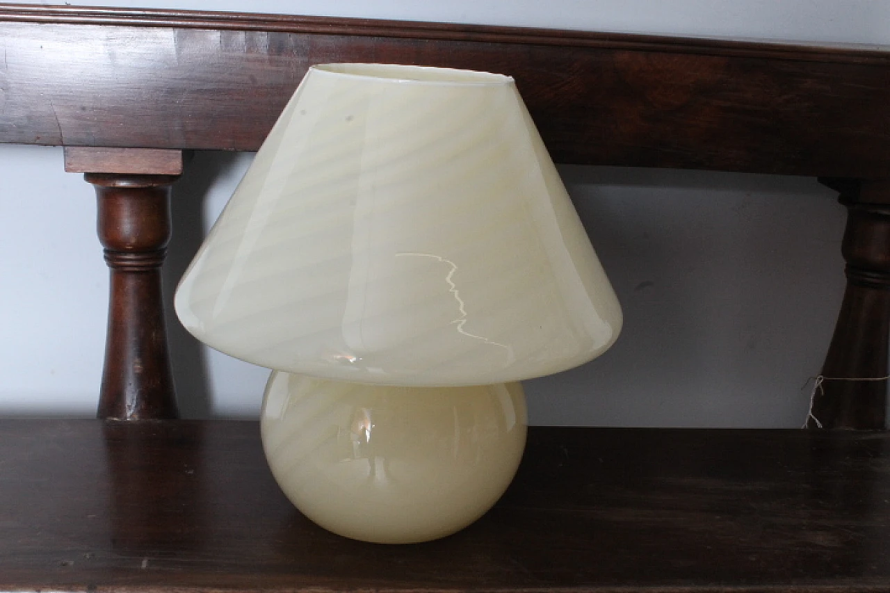 Mushroom table lamp in cream-coloured Murano glass, 1970s 1