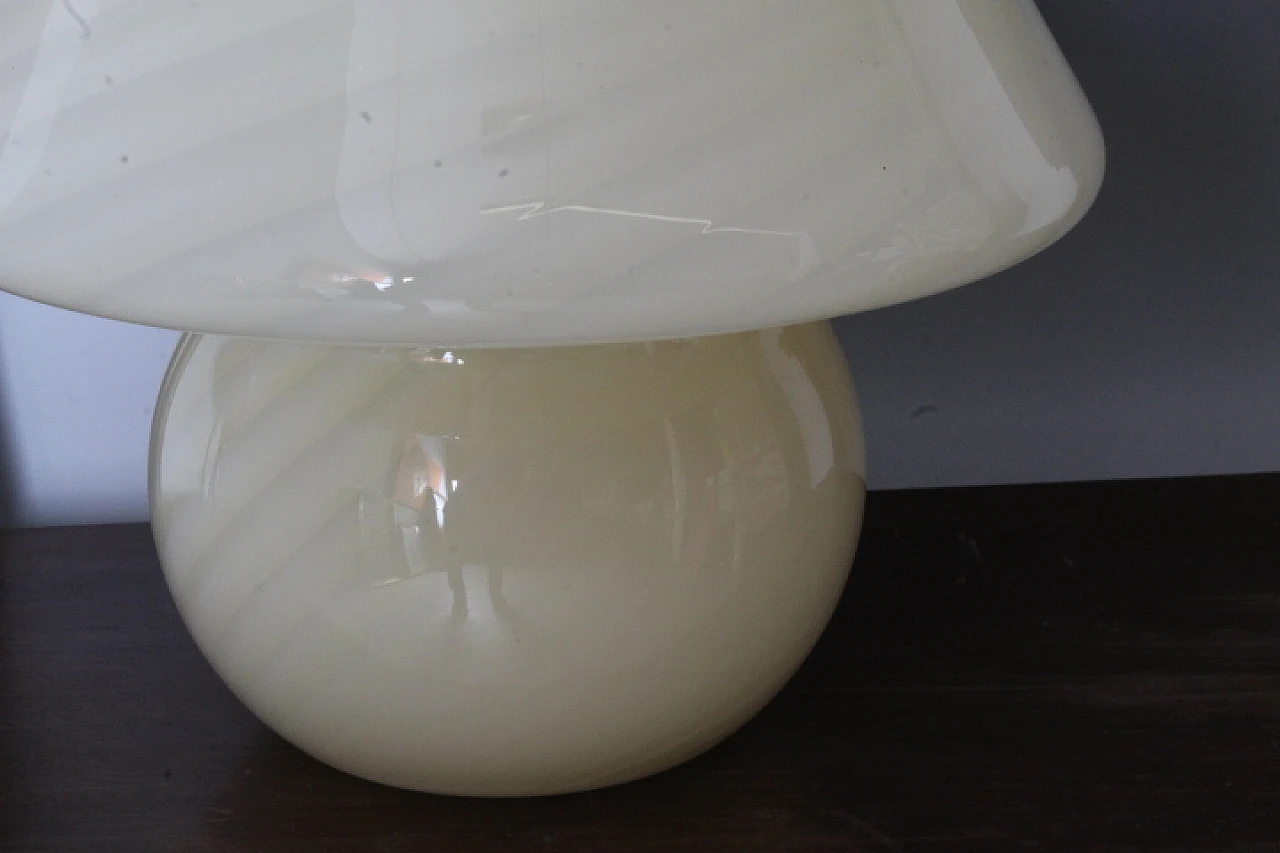 Mushroom table lamp in cream-coloured Murano glass, 1970s 2